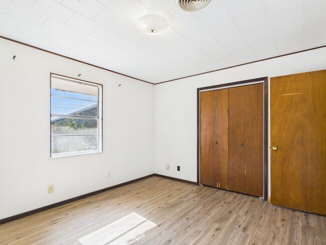 Building Photo - 126 Northwest Dr