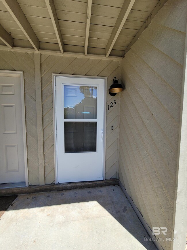 Building Photo - 512 Lake Forest Blvd