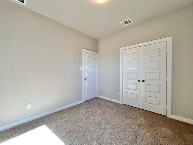 Building Photo - Move-In Ready 3BR, 2BA with Fully Equipped Kitchen & Laundry Room