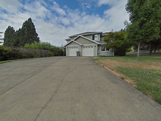 Building Photo - 3 Bedroom House ~ Close to 9th Street ~ Pe...