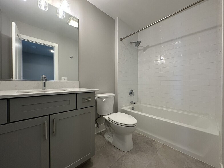 Building Photo - 613 Broadway St