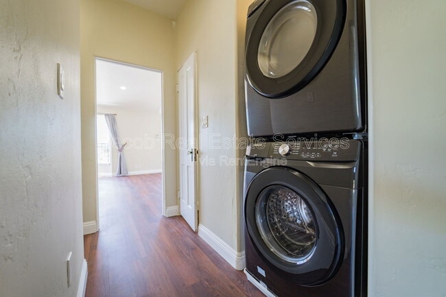 Building Photo - 3345 Columbia St