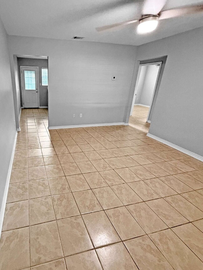 Building Photo - 5 Ellinor Ct