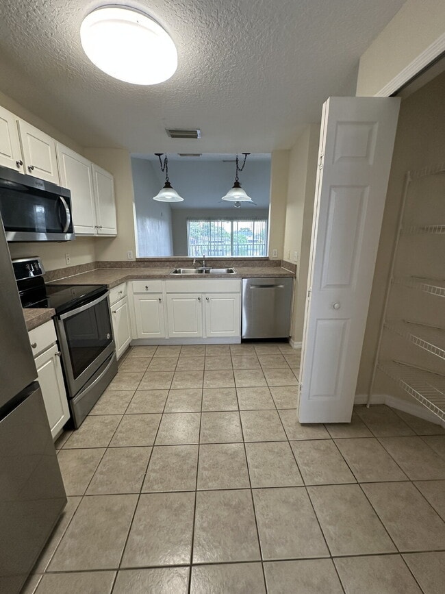 Building Photo - "Charming 2-Bed, 2-Bath Retreat with 1212 ...