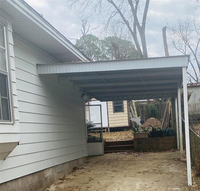 Building Photo - 2052 Midway St