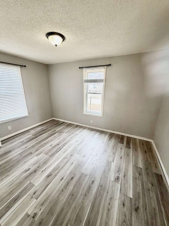 Building Photo - 3 Bedroom, 1 Full Bath