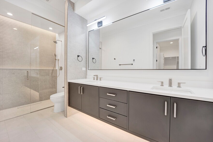 Building Photo - 4918 N Lincoln Ave