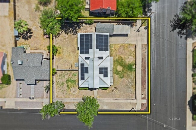 Building Photo - 320 W 11th St