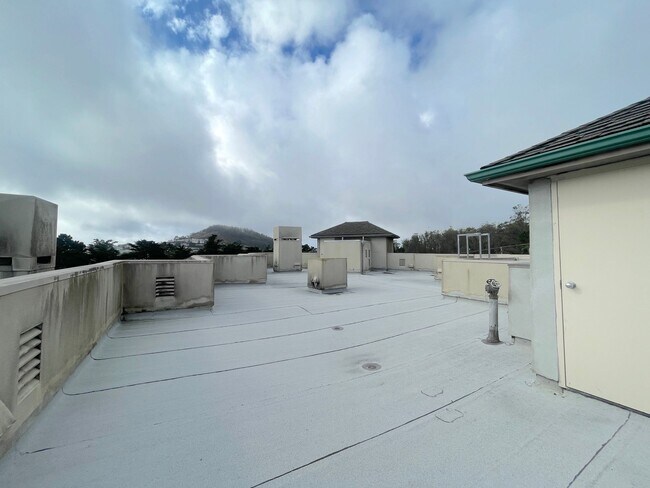 Building Photo - Twin Peaks: Remodeled Condo with Garage Pa...