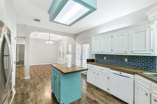 Building Photo - 165 Magnolia Bend