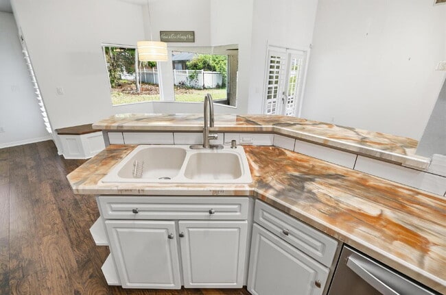 Building Photo - "Charming 3-Bedroom Home with 2 Full Baths and 2032 Sq Ft of Comfort in Palm Coast!"