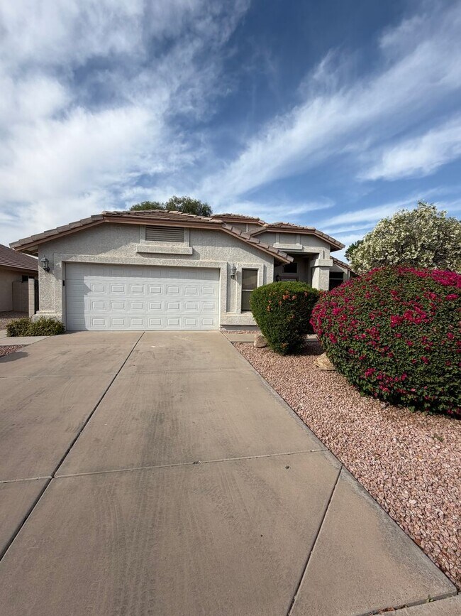 Building Photo - Stunning 3 bedroom, 2 bath home