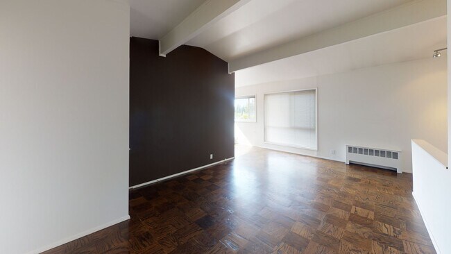 Interior Photo - Broadmoor Manor (112)