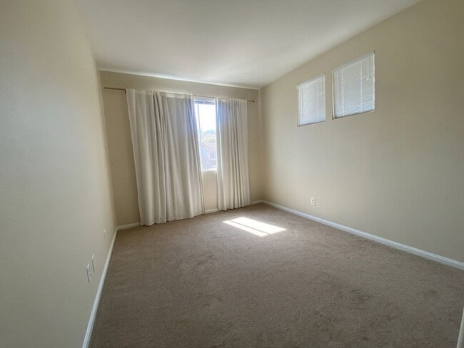Building Photo - *Move In Special* Great 2 Story 3 bed 2.5 bath near Guajome Lake in Oceanside