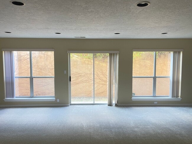 Building Photo - Luxury Home in Peppertree Royal Oak