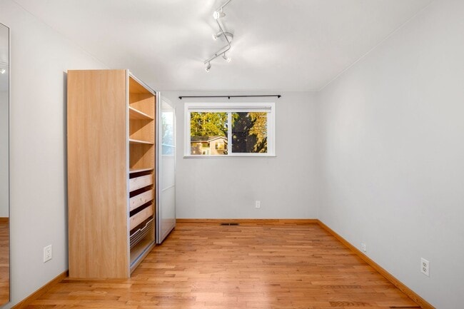 Building Photo - Beautifully remodeled rambler in Finn Hill