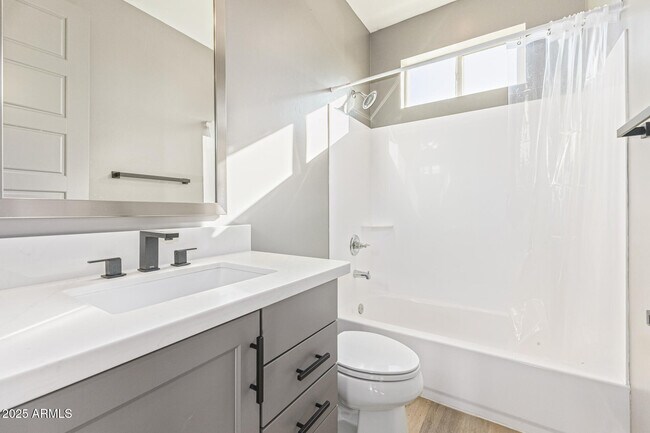 Building Photo - 2315 E Pinchot Ave