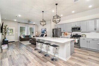 Building Photo - 323 Fanpalm Ct