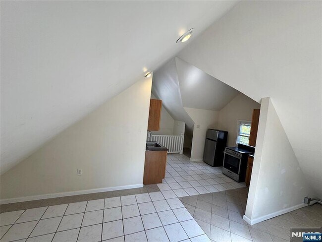Building Photo - 163 Linden Ave