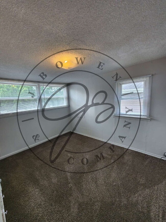 Building Photo - Spacious upper 1 bed with bonus room! Wate...