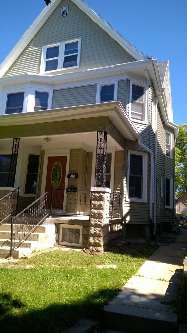 Primary Photo - Newly Remodeled Huge 4 Bedroom + Office 3 ...