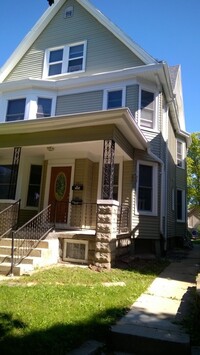 Building Photo - Newly Remodeled 4 Bedroom 3 story 1800 Sq ...