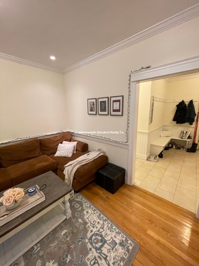 Building Photo - 27 Glenville Ave