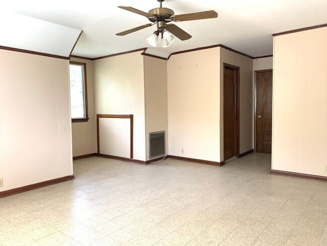 Building Photo - 866 W Lakeview Dr