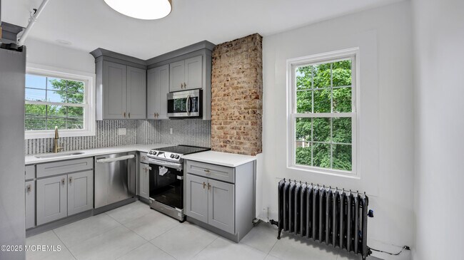 Building Photo - 87 Maple Ave