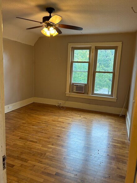 upstairs bed 1 - 417 Nicolet Blvd