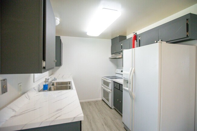 Building Photo - *** 3 Bedroom Woodburn home available now ***