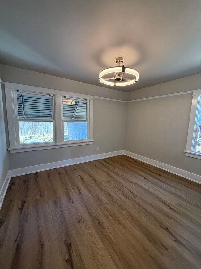 Building Photo - 2 bedroom/ 1 bathroom Home for Rent in Santa Rosa