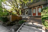 Building Photo - Updated Two Bedroom Duplex in Buckman!