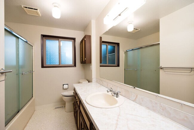 Building Photo - Immaculately maintained 3-bdr/1.5-bath ran...