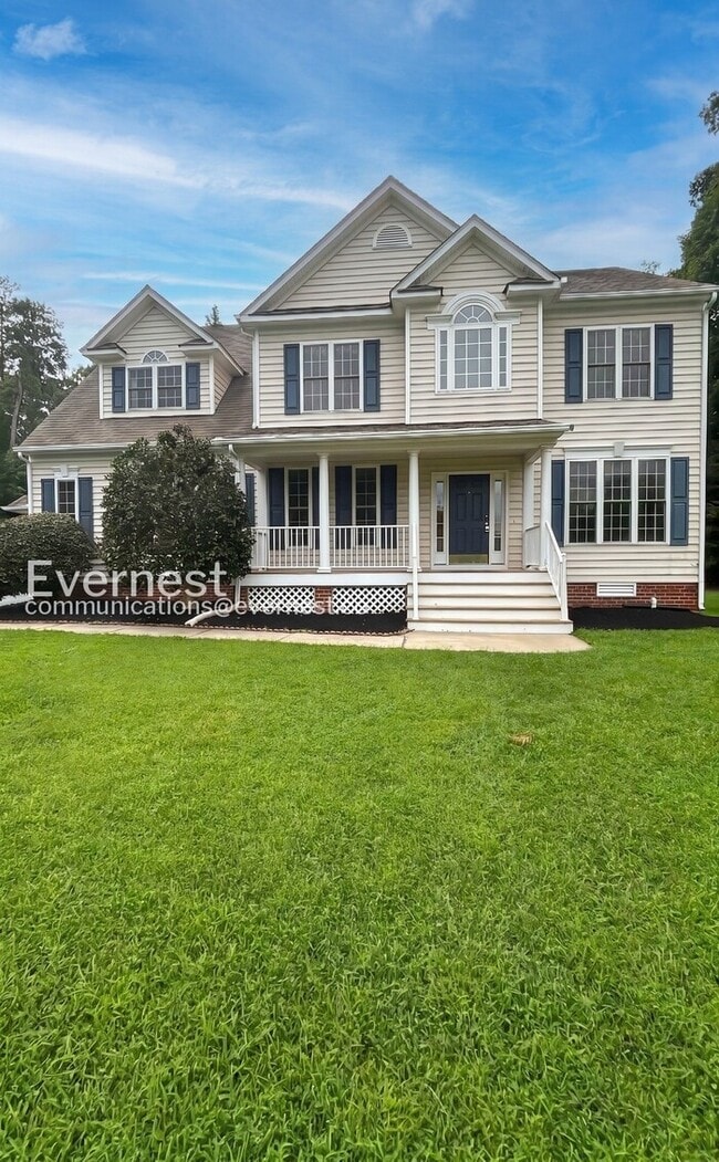 Building Photo - 6 Bed/4 Bath Home with Modern Amenities / Available Now!
