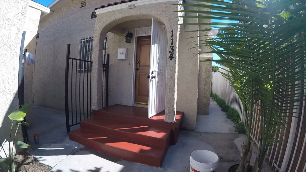 Front Porch - 1134 N Mariposa Ave