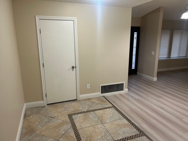 Building Photo - 956 N Sandalwood Ave