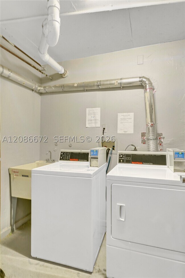Building Photo - 1658 Bay Dr E