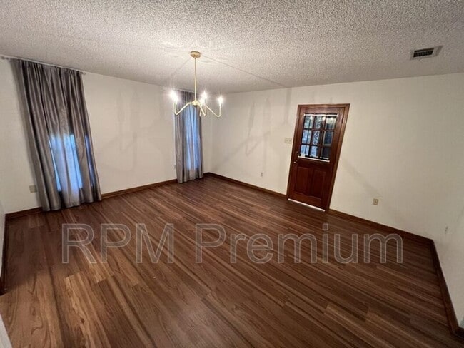 Building Photo - 13936 Cayuga Dr