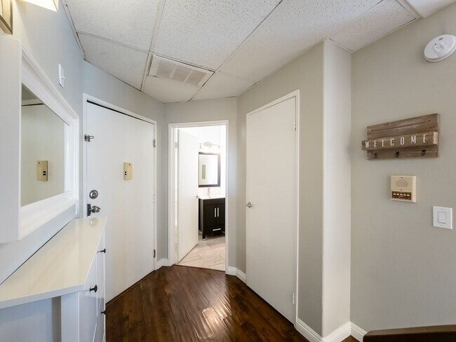 Building Photo - Luxury Living in Toluca Lake!