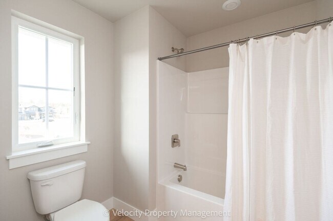 Building Photo - Brand New SE Bend Home!