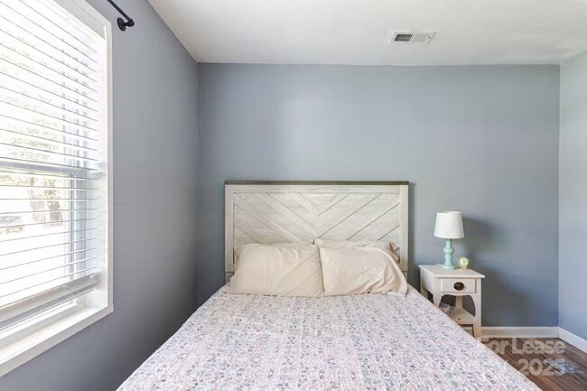 Building Photo - 817 E 17th St