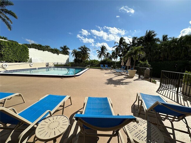 Building Photo - 1621 Collins Ave