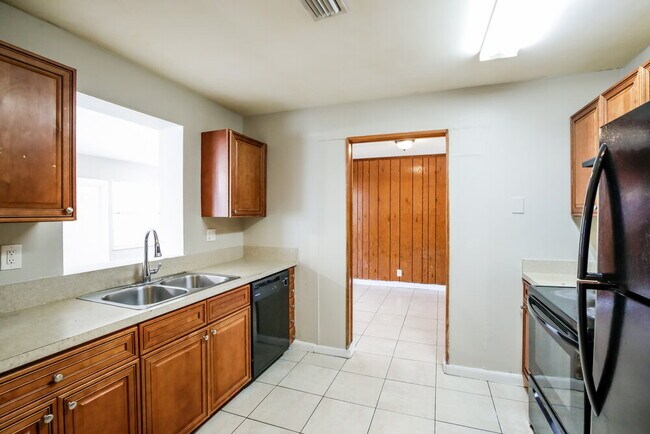 Building Photo - 841 NE 51st Ct