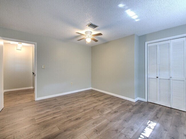 Building Photo - Very nice large 5 bedroom/3 bathroom home ...