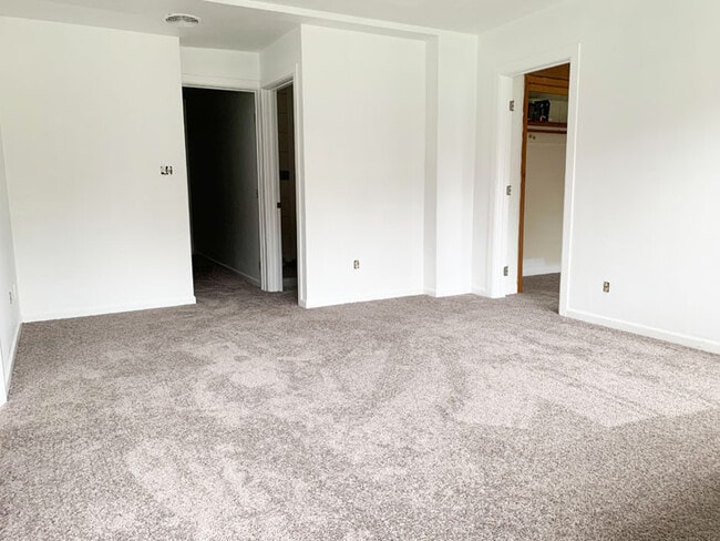 Building Photo - Amazing Remodeled 2 bd in Sellwood/Morelan...