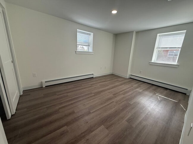 Building Photo - 2 Bed • 1 Bath • Renovated Unit • Parking • Dishwasher • A/C