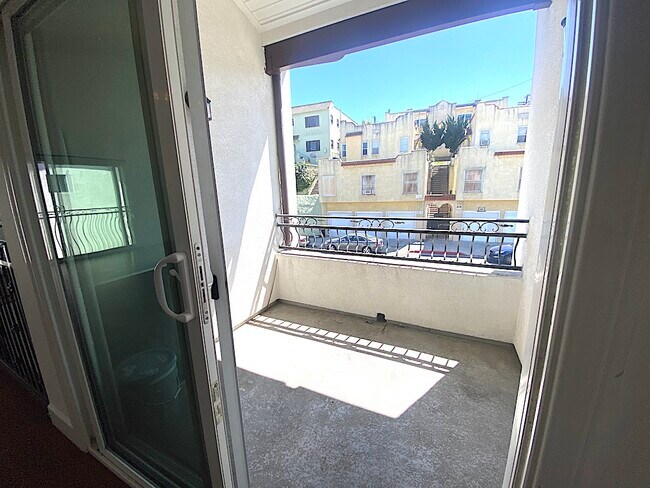 Building Photo - 4861 Mascot St