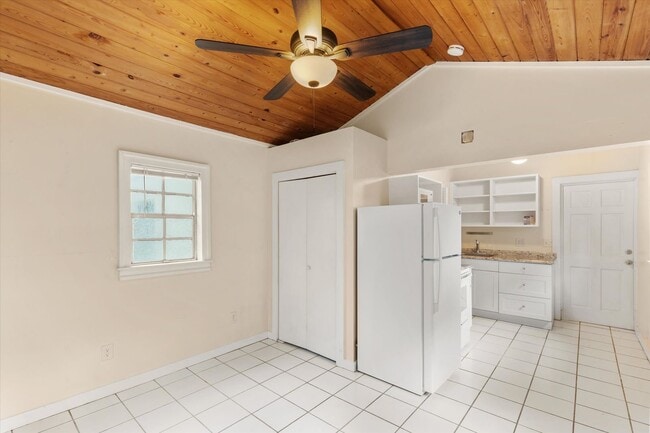 Building Photo - Unfurnished Studio!