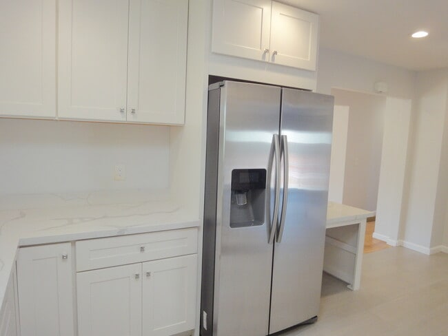 Building Photo - 3 Le Claire Ct